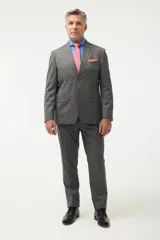 Ambo formal de corte clásico compuesto por saco de dos botones con solapa de muesca y pantalón de vestir a juego, confeccionado en tejido gris de textura fina.