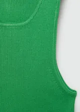 Top crop de tejido de punto fino con textura acanalada, cuello redondo y tirantes anchos. Presenta un diseño entallado sin mangas.