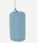 Campera puffer ultraligera de cuello alto con cierre frontal por cremallera y bolsillos laterales. Diseño acolchado con acabado liso.