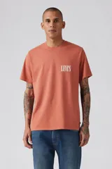 Remera color salmón de corte holgado con logo de Levi's estampado en el pecho.