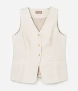 Chaleco color crudo confeccionado en viscolino, con escote en V, botones color carey y bolsillos delanteros.