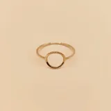 Anillo minimalista de oro 9k con un diseño de círculo abierto en la parte superior y banda fina.
