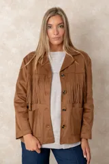 Chaqueta de gamuza sintética color marrón, con diseño de flecos en el pecho y la espalda. Presenta cierre frontal con botones, cuello camisero y bolsillos cuadrados frontales.