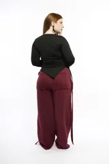 Pantalón de silueta recta amplia confeccionado en felpa de algodón. Presenta cintura elastizada, bolsillos laterales con largas tiras decorativas y bolsillos traseros plaqué.