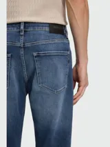 Pantalón de jean Boss modelo C Re.maine, de corte recto y tiro medio con efecto deslavado en tono azul.