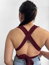 Top negro con escote halter y tiras cruzadas en el abdomen.