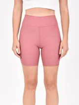 Short tipo biker color terracota, de tiro alto y ajuste al cuerpo.