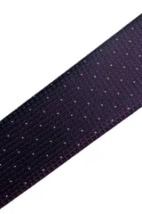 Set compuesto por una corbata y un pañuelo de bolsillo a juego, ambos en color bordó con un estampado geométrico sutil en tono oscuro.