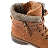 Borcego color habano de cuero sintético, con caña media y detalle tejido en la parte superior. Cuenta con cierre lateral, cordones frontales, ojalillos metálicos y suela con taco de 4,5 cm.