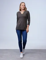 Buzo tejido de hilado fino color fucsia, marca Cable & Gauge. Cuello con solapa, escote en V con aplique de botones metálicos. Manga larga amplia con puño elastizado y laterales con tajo.