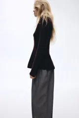 Buzo de punto acanalado con lana, de ajuste entallado, escote bote y diseño con peplum en la cintura.