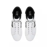 Championes EA7 Emporio Armani de estilo clásico en color blanco, con una franja lateral negra que presenta el logo de la marca en blanco. Incluye detalle en negro en el talón y suela de goma blanca con el logo grabado.