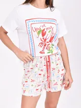 Conjunto de pijama de verano, compuesto por remera blanca de mangas cortas con estampa de langosta y short con estampado de langostas, cangrejos y motivos playeros.