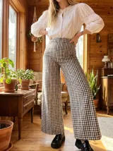 Pantalón de vestir de tiro alto con estampado a cuadros blanco y negro, de corte palazzo.