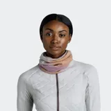 Bufanda tubular de cuello ligera, confeccionada en lana merino de una sola capa con diseño estampado en tonos suaves. Ofrece regulación térmica natural y resistencia al olor, con un diseño sin costuras.