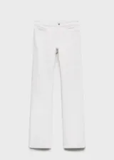 Jeans Fiona de tiro medio y corte flare con bajo deshilachado, confeccionados en tejido denim de algodón con elasticidad. Presentan diseño clásico de cinco bolsillos, trabillas para cinturón y cierre delantero con cremallera y botón metálico.