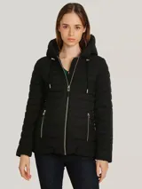 Campera acolchada de corte entallado, con capucha ajustable mediante cordones, cierre frontal de cremallera y bolsillos laterales con cierre. Presenta un diseño de líneas horizontales y detalles metálicos distintivos de la marca.