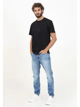 Jeans de hombre Calvin Klein, corte slim taper, color azul claro con efecto desteñido y lavado. Presenta diseño de cinco bolsillos y herrajes con insignia de cuero en la parte posterior.