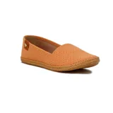 Zapatilla plana tipo alpargata Moleca de color salmón, confeccionada con diseño calado en toda la superficie y suela con textura trenzada.