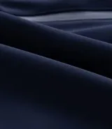 Campera tipo bomber color beige, con cierre frontal de cremallera, cuello estilo béisbol, puños y ruedo acanalados. Cuenta con bolsillos laterales con cierre y tecnología repelente al agua.