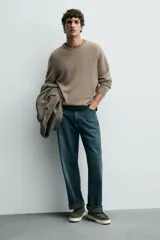 Zapato casual de hombre, color beige claro, con capellada de serraje (gamuza) y cordones finos. Presenta un detalle de bordón en el empeine y suela gruesa de goma a contraste en color crema.