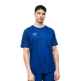 Remera deportiva Umbro de manga corta, color azul marino con textura sutil y logo de la marca estampado en el pecho.