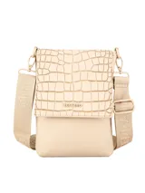 Bandolera Terrano modelo Astrid de color beige, con formato compacto y alargado. Presenta solapa frontal con textura efecto croco, base lisa y logo metálico de la marca en el frente. Cuenta con correa ancha regulable con diseño en relieve y herrajes tono sobre tono.