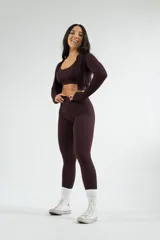 Campera azul marino de calce ajustado, con cierre frontal y mangas largas con orificios para los pulgares.