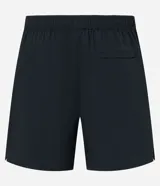 Bermuda deportiva masculina de corte holgado, color negro, con cintura elástica y cordón ajustable. Presenta un diseño minimalista con bolsillo trasero.