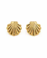 Aros de acero dorado en forma de concha marina, con diseño estriado.
