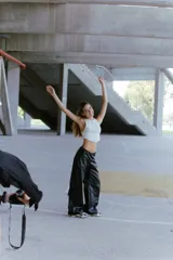 Pantalón de ecocuero negro, corte ancho, con bolsillos laterales y traseros, y cintura elástica en la parte posterior.