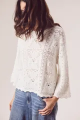 Sweater de tejido de punto calado color marrón, con diseño oversize, cuello redondo y mangas tres cuartos.