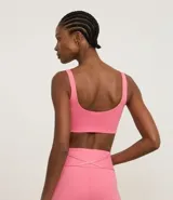 Top deportivo color marrón, sin copa, con escote redondo y breteles medianos.