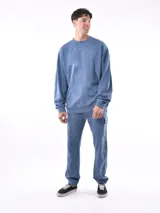 Buzo negro de corte holgado, con cuello redondo y mangas largas.