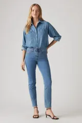 Pantalón de jean celeste de tiro alto y corte recto.