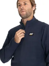 Campera polar de hombre con cierre frontal completo, cuello alto y bolsillos laterales. Presenta el logo de la marca CAT bordado en un parche en el pecho izquierdo.