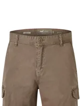 Short cargo de hombre color marrón, con múltiples bolsillos laterales, delanteros y traseros. Cuenta con cierre y botón frontal, diseñado con tecnología de flexibilidad para mayor comodidad.