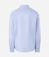 Camisa de corte regular para hombre, en color celeste con finas rayas verticales blancas. Cuenta con cuello camisero tradicional, mangas largas con puños abotonados y cierre frontal con botones.