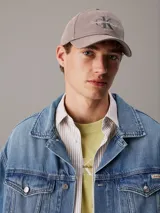 Gorra de béisbol con visera curva, confeccionada en algodón, con el logo de Calvin Klein Jeans bordado en el frente y cierre ajustable en la parte posterior.