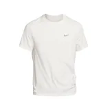 Remera de running Nike Dri-FIT Run Division Rise 365, color blanco, de corte clásico y mangas cortas. Presenta logo reflectivo en el pecho y bolsillo trasero.