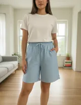 Short tipo bermuda de tiro alto en color celeste, con cintura elástica y cordón ajustable. Presenta un corte suelto y cómodo, ideal para un estilo casual.