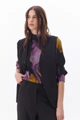 Chaleco marrón con botones, corte midi y escote en V.