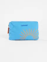 Estuche rectangular celeste con cierre superior y estampa de sol color naranja.