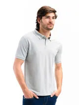 Remera polo blanca de manga corta, con cuello de polo y tapeta de dos botones.