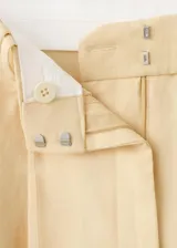 Pantalón de traje de tiro medio color amarillo claro, con diseño recto, bolsillos laterales y trabillas para cinturón. Confeccionado en mezcla de lino, viscosa y lyocell.