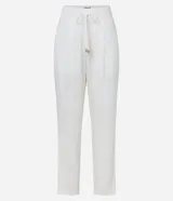 Pantalón fluido Marfinno modelo pijama, color blanco, confeccionado en viscolino. Cuenta con cintura elástica en la espalda, lazo de ajuste, pliegues frontales y bolsillos laterales.