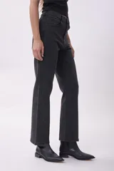 Pantalón de jean negro de corte recto con sutiles detalles de brillo en toda la prenda. Presenta tiro alto, cierre frontal con botón y bolsillos laterales y traseros.