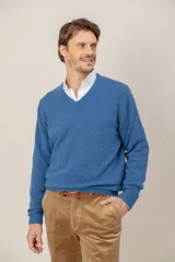 Sweater de lana lambswool con cuello en V y mangas largas, de diseño clásico y tejido de punto.