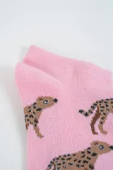 Pack de dos pares de medias tobilleras. Un par es blanco con estampado de leopardo negro y rayas rosadas en el talón. El otro par es rosado con estampado de jaguares marrones.