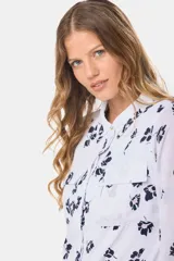 Blusa tipo camisa blanca de manga larga con botones nacarados ocultos con cartera. Tela suave y sedosa con doble capa en el frente para evitar transparencias.